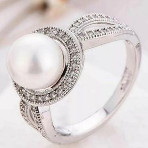 NIB Elegant Pearl Ring with a modern chic flair Size 8